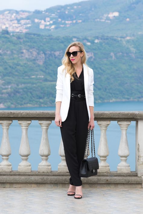 black jumpsuit with white blazer, black and white outfit with Chanel Jumbo black caviar bag, how to wear a blazer over jumpsuit Black Jumpsuit Outfit Night, Trip Outfit Summer, Dinner Outfit Classy, White Blazer Outfits, Black Jumpsuit Outfit, Sandals Chanel, Jumpsuit Design, Evening Fashion, Jumpsuit Outfits