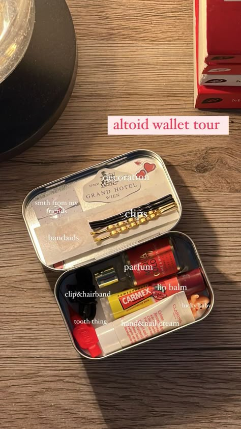 Mint Box Crafts Altoids Tins, Altoid Tin Ideas Aesthetic, Things To Do With Altoid Tins, Tin Wallet Ideas, Altoids Tin Ideas, Altoid Aesthetic, Altoid Wallet Aesthetic, Altoids Box Ideas Aesthetic, Tin Box Aesthetic