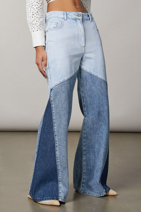 Upcycling Pants Ideas, Upcycling Pants, Vestiti In Jeans, Ropa Upcycling, Flared Denim, Denim Inspiration, Denim Ideas, Trousers Jeans, Upcycle Jeans