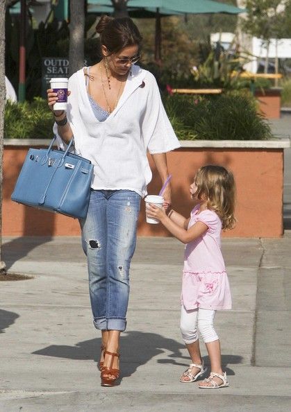 Love the casual and easy look Blue Birkin Bag, Blue Handbag Outfit, Blue Purse Outfit, Blue Bag Outfit, Blue Birkin, Brooke Burke, Purse Outfit, Rolled Jeans, Blue Handbag