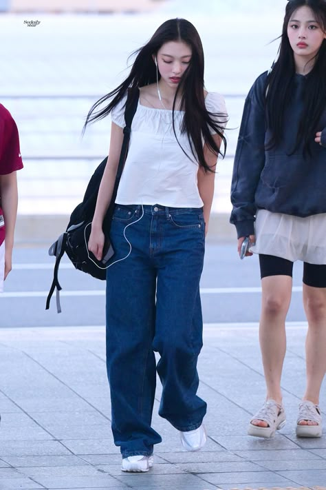 Airport Fashion Kpop, Outfit Korean Style, Outfit Korean, New Jeans Style, Fashion Mistakes, 가을 패션, Basic Outfits, Kpop Outfits, Korean Outfits