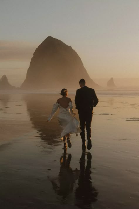 The Dreamiest Oregon Coast Elopement Elopement Wedding Pictures, Dog Beach Wedding, Winter Beach Elopement, Canon Beach Oregon Wedding, Cannon Beach Oregon Photoshoot, Cannon Beach Oregon Wedding, Traverse City Elopement, Wedding Elopement Ideas Destinations, Oregon Wedding Photography