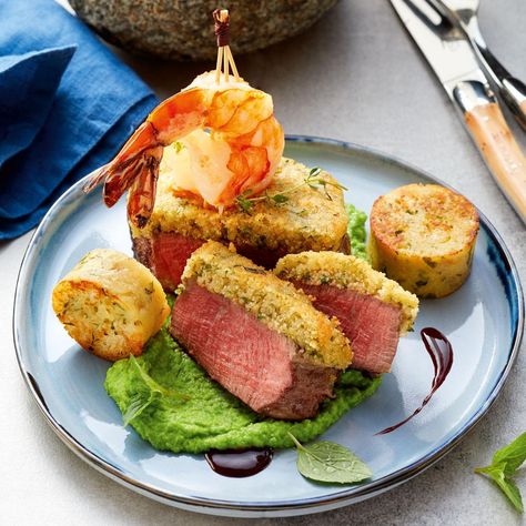 Surf & Turf mit Parmesankruste und Serviettenknödel Surf Turf, Surf And Turf, Catering Food, Xmas Food, Weird Food, Food Plating, Meat Dishes, Soul Food, Summer Recipes