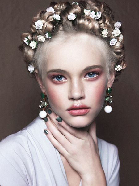 Flirty and floral. Emma Landen, Party Make-up, Halo Braid, Bridal Halo, Flowers In Her Hair, Girls Magazine, Beauty Make-up, Braid Ideas, Material Girls