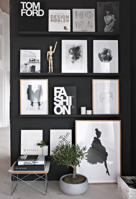 Black gallery wall styled to perfection by Stylizimo. Check out our 13 simple tips to achieve a Scandinavian interior style, including loads of photos for inspiration >>> Desenio Posters, Scandinavian Interior Style, Minimal Interior Design, Geek Decor, Decor Studio, Scandinavian Interior Design, Minimalism Interior, Decoration Inspiration, Gallery Walls