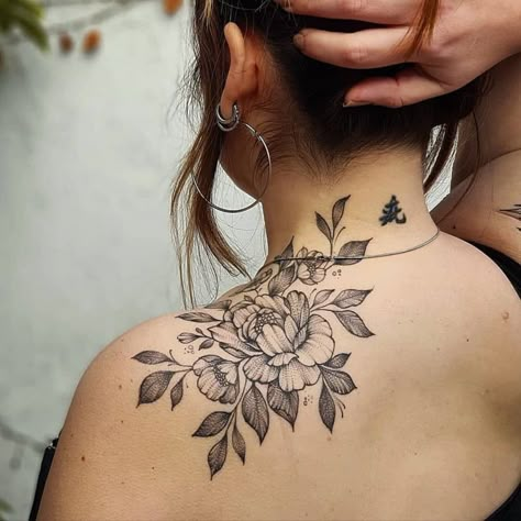 Flower Neck Tattoo, Feminine Shoulder Tattoos, Floral Tattoo Shoulder, Neck Tattoos Women, Tattoo Magazine, Beautiful Flower Tattoos, Flower Tattoo Shoulder, Back Of Shoulder Tattoo, Floral Tattoo Sleeve