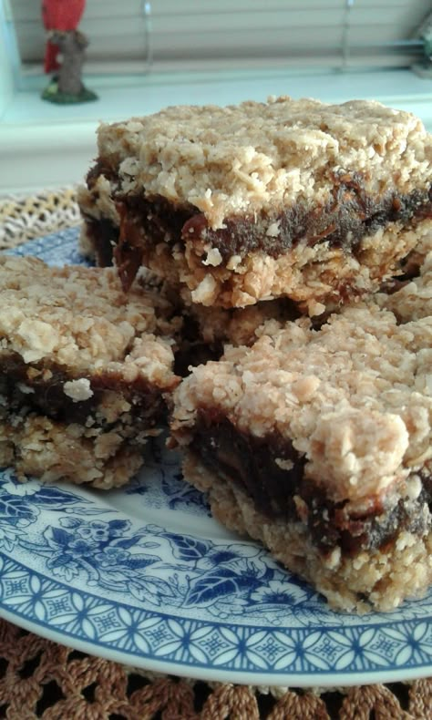 Date Recipes Desserts, Date Square, Easy Bar Recipes, Pitted Dates, Date Squares, Date Bars, Bars And Squares, Square Recipes, Date Recipes