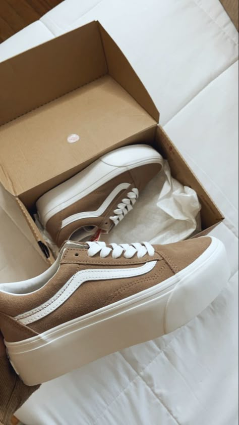 Tan Vans Outfit Casual, New Vans 2023, Beige Vans Outfit, Tan Vans Outfit, Platform Vans Outfit, Women’s Shoes, Vans Clothes, Fall Vans, Old Skool Stackform