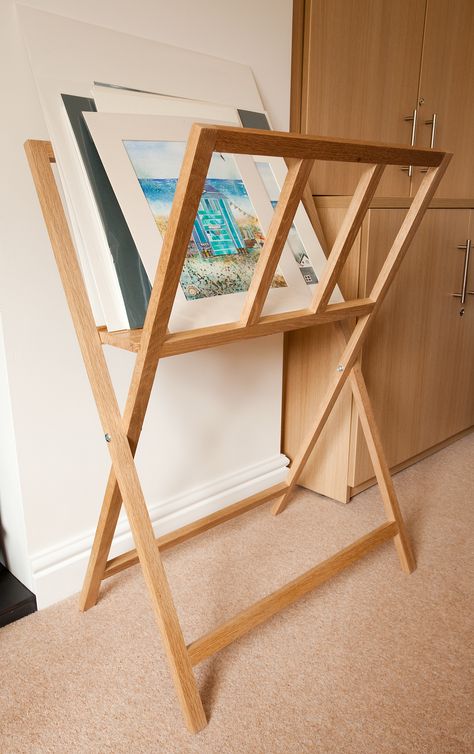 Artist's portfolio stand in oak Canvas Storage Ideas, Craft Booth Design, Art Fair Display, Painting Stand, Art Shed, Art Studio Organization, Art Studio Room, Art Studio Design, Craft Booth Displays