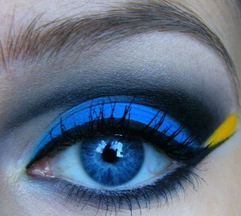 Dory (Regal Tang) inspired eye makeup, perfect for the reefer Dory Makeup, Dory Costume, Disney Eye, Makeup Steps, Makeup Easy, Disney Makeup, Egyptian Style, Unique Makeup, Costume Diy