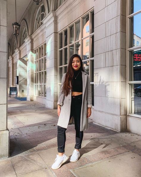 Toronto style. The post What to Wear in Toronto appeared first on Diary of a Toronto Girl. Black Crop Turtleneck, Minimal Fall Outfit, Crop Turtleneck, Grey Wool Coat, Toronto Girls, Fall Fashion Skirts, Gray Wool Coat, Toronto Fashion, Outfit Inspiration Fall