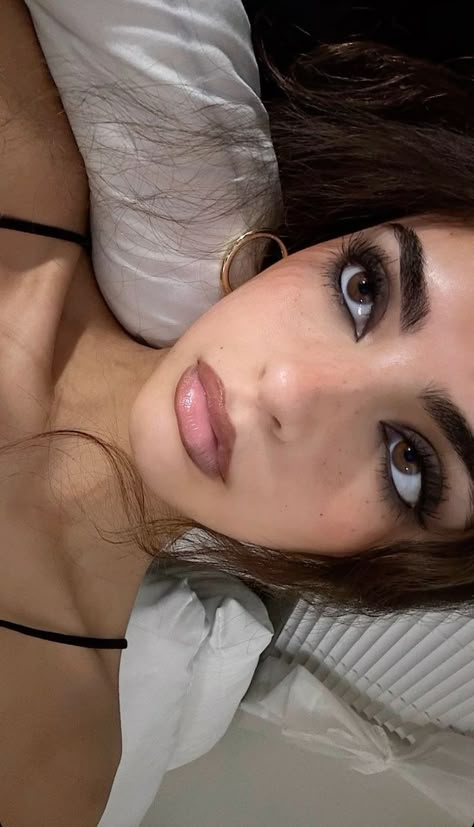 Big Almond Eyes Makeup, Smokey Eye Aesthetic, 2000s Smokey Eye, Intimidating Makeup Looks, Almond Eye Makeup, Big Eyes Makeup, Smoked Eyes, Charlotte York, Almond Eyes