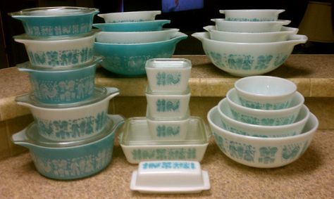 I have two of the big bowls that were my mamaws...Id love to come across the rest of the set! Pyrex Amish Butterprint, Pyrex Butterprint, Vintage Pyrex Collection, Pyrex Display, Vintage Pyrex Patterns, Vintage Pyrex Dishes, Pyrex Dishes, Pyrex Glassware, Pyrex Patterns