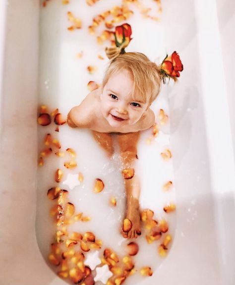 6 Month Baby Picture Ideas Boy, Baby Pictures Poses, Baby Milk Bath, Baby Christmas Photography, 6 Month Baby Picture Ideas, Bath Pictures, Milk Bath Photography, Bath Photography, Monthly Baby Pictures