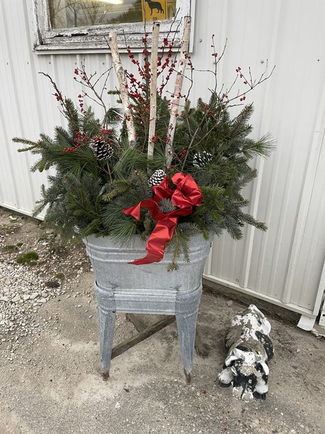 Antique Wash Tub Christmas Decor, Washtub Christmas Decor Ideas, Double Washtub Christmas Decor, Washtub Christmas Decor, Christmas Wash Tub Ideas, Wash Tub Christmas Decor, Wash Tub Ideas, Old Wash Tub Ideas, Outdoor Winter Decor