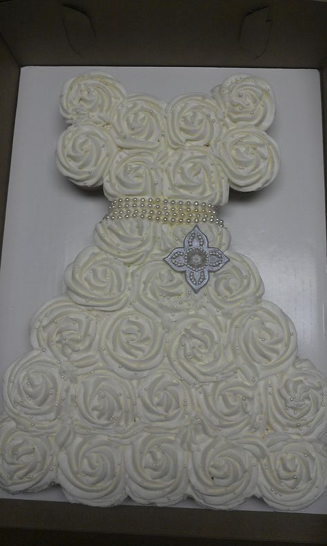 Wedding Dress Cupcakes! - 27 cupcakes create this wedding dress shower cake. Cupcake Dress Cake, Dress Cupcakes, Wedding Dress Cupcakes, Wedding Shower Cakes, Bridal Shower Cupcakes, Pull Apart Cupcakes, Bridal Shower Cakes, Cupcake Dress, Bridal Shower Cake