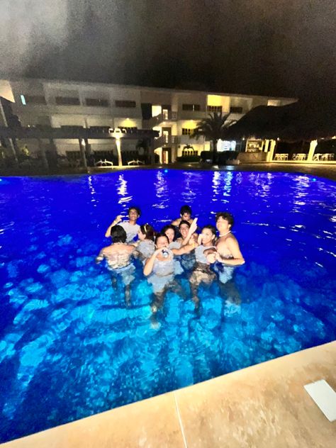 Hotel With Friends Aesthetic, Hotel Pool Aesthetic, Hotel With Friends, Hotel Pool Party, Swim Photoshoot, 17th Birthday Party Ideas, Hotel Birthday Parties, Danish Summer, Pool At Night