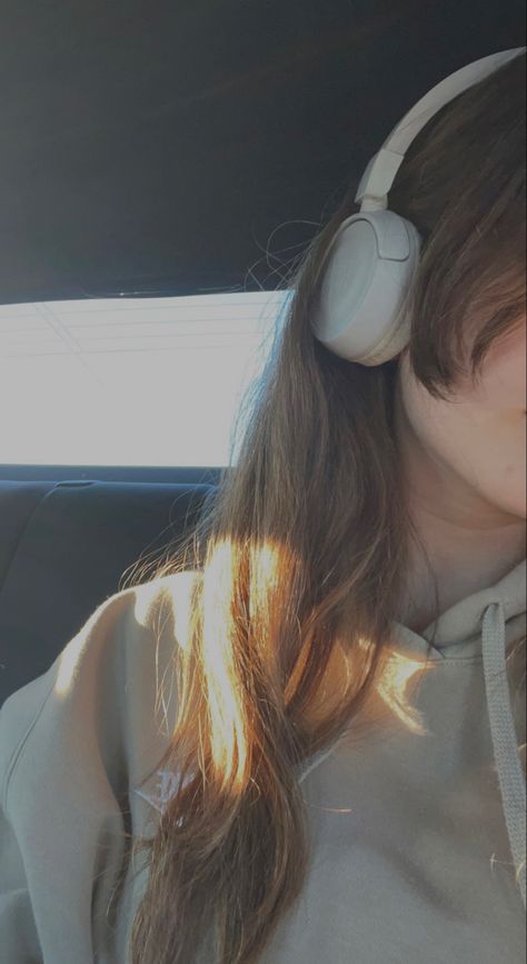 Beige Headphones Outfit, White Headphones Aesthetic, Beige Headphones, Girl Hoodie Aesthetic, Best Headphones Wireless, Hippie Headband Hairstyles, Brunette Curtain Bangs, Chloe Aesthetic, Headphones Wallpaper