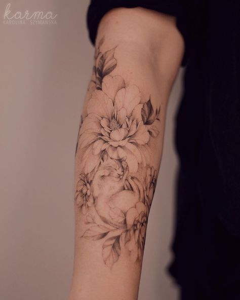 Delicate and airy tattoos for girls from Karolina Szymańska Feminin Tattoos, Instagram Filler, Feminine Tattoo Sleeves, Filler Flowers, Girl Back Tattoos, Tattoos For Girls, Inspiration Tattoos, Delicate Tattoo, Gorgeous Tattoos