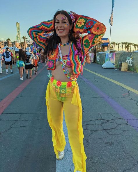 Theme Rave Outfits, Rainbow Festival Outfit, Electric Forest Outfit Festival Fashion, Modest Festival Outfits, Camping Festival Outfits, Bonnaroo Outfits Festival Looks, Colorful Festival Outfit, Rave Camping, Comfy Rave Outfit