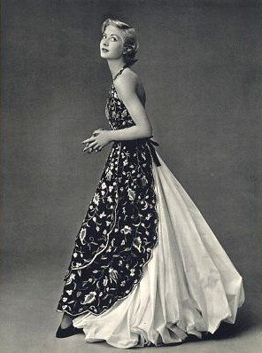 Balenciaga's "apron" gown, Paris 1953 - I'm going to be redoing this gown in my head for awhile.... there's something inspiring about the construction. Glamour Vintage, 얼굴 그리기, Fifties Fashion, Paris Mode, Fashion 1950s, Retro Mode, Vintage Gowns, Vintage Couture, Old Fashion