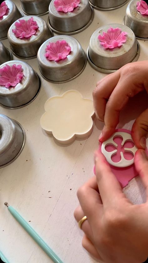 🌸 | Instagram Fondant Flowers On Cake, How To Make Fondant Flowers, Cake Flowers Fondant, Small Fondant Flowers, Simple Fondant Flower Cake, Small Gumpaste Flowers, Flower Cake Design, Biscuit Decoration, Cake Decorating Flowers