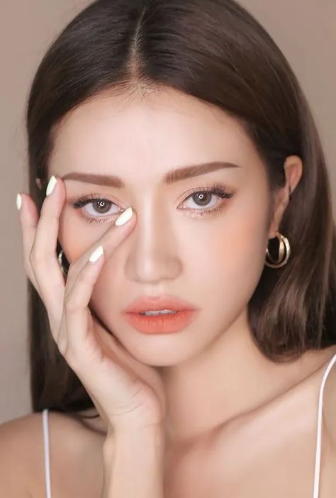 24 Fall Makeup Trends: Shockingly Wearable Makeup Looks For Fall Makeup Asia, Fall Makeup Trend, Tutorial Eyeliner, Korean Makeup Look, Peach Makeup, Beauty Make-up, Makeup Hacks, Eyeliner Tutorial, Make Up Looks