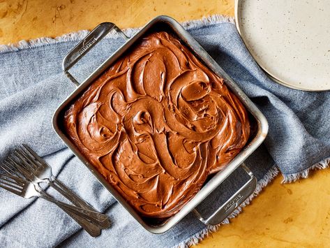 Don't let time (or a nearly empty pantry!) stand in the way of your next chocolate craving. This chocolate wacky cake recipe might just be our easiest dessert yet. Simply mix up a handful of shelf-stable ingredients directly in your baking dish, and that's it! Chocolate Thanksgiving Desserts, Chocolate Wacky Cake, Tarte Contour, Wacky Cake Recipe, Foodie Desserts, Ms Recipes, Eggless Cakes, Easiest Dessert, Wacky Cake