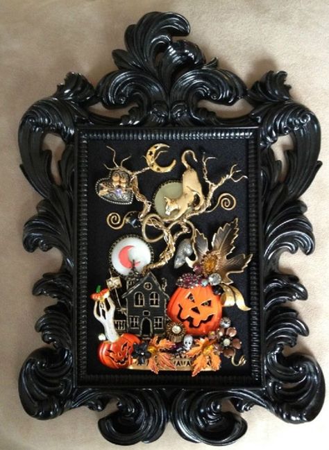 Halloween Repurposed Framed Art, Halloween Vintage Jewelry Art, Vintage Halloween Jewelry, Picture Frame Halloween Ideas, Halloween Jewelry Art, Fun Picture Frames, 1960 Halloween, Jewelry Tree Art, Halloween Picture Frames