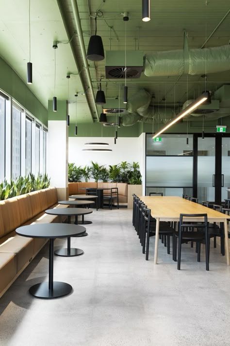 Cool Corporate Office, Cafe Working Space, Communal Office Space Ideas, Student Cafe Design, Colourful Office Design, Creative Meeting Room Design, Office Cafeteria Design Ideas, Flex Workspace, Work Cafe Design