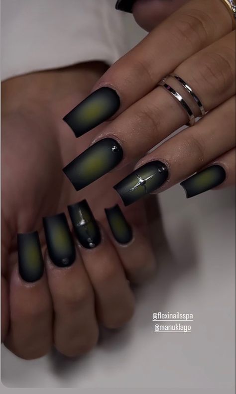 Black And Olive Green Nails, Dark Green Aura Nails, Dark Olive Green Nails, Fall Aura Nails, Black Aura Nails, Green Aura Nails, Green Halloween Nails, Green And Black Nails, Olive Green Nails