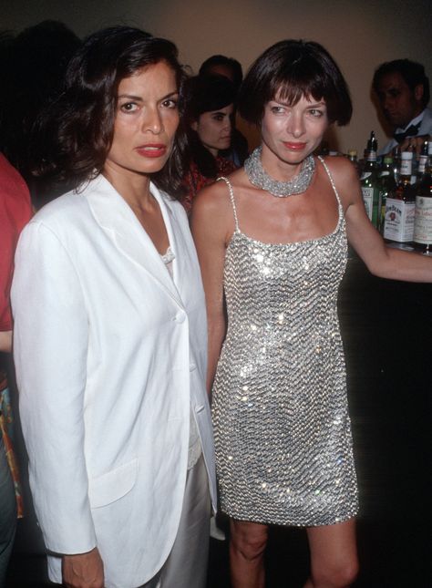 Young Anna Wintour in 1990 with Bianca Jagger Anna Wintour Young, Whowhatwear Uk, Anna Wintour Style, Carrie Bradshaw Style, Bianca Jagger, Magazine Vogue, Giovanna Battaglia, Diana Vreeland, Anna Dello Russo