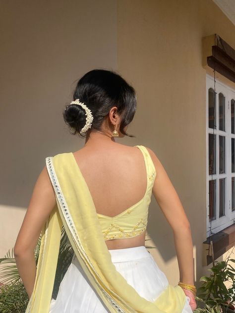 Lehenga choli
 yellow haldi outfit
 gajra 
Back design inspo Yellow Blouse Design, Onam Outfits Ideas, Onam Outfits, Onam Saree, Sleeveless Blouse Designs, Hair Style On Saree, Trendy Outfits Indian, Simple Saree Designs, New Saree Blouse Designs