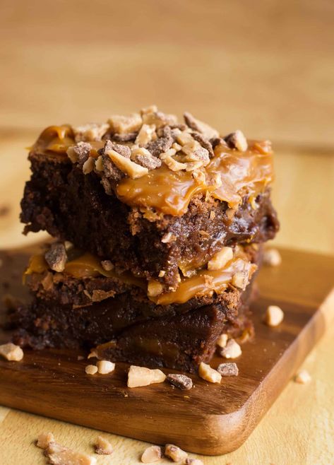 Brownie Mix Desserts, Brownies With Caramel, Toffee Brownies, Bonfire Toffee, Brownie Mix Recipes, Caramel Ice Cream Topping, Caramel Filling, Toffee Candy, Toffee Recipe