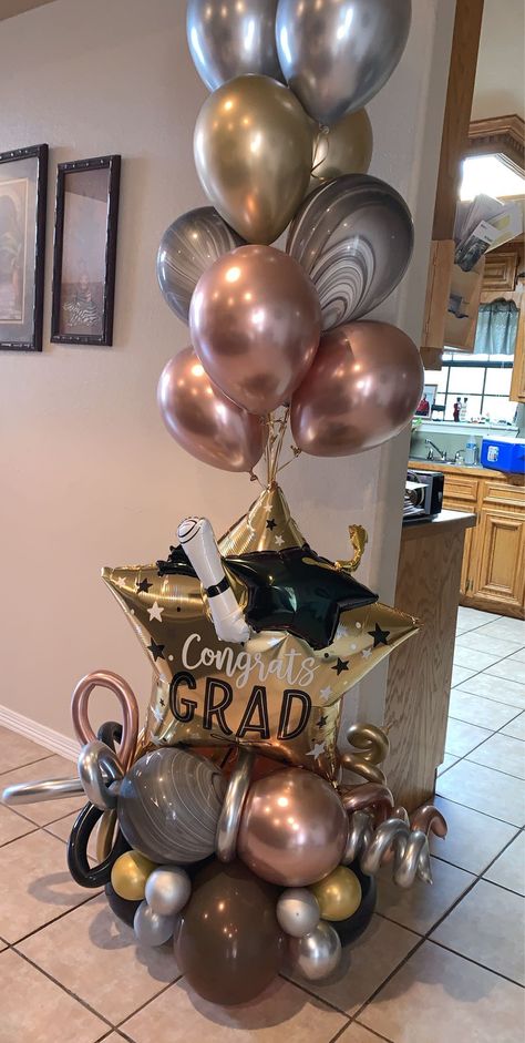 Grad 2023 Ideas, Balloon Decorations For Graduation, Graduation Balloon Decor, Graduation Balloon Ideas, Graduation Balloon Bouquets, Graduation Balloon Decorations, Graduation Party Pictures, 18th Birthday Party Themes, Gold Graduation Party