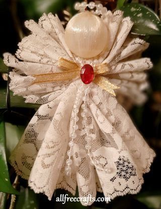 Christmas Angels Diy, Angel Ornaments Diy, Diy Christmas Angel Ornaments, Lace And Beads, Christmas Angel Crafts, Neli Quilling, Diy Angels, Christmas Angel Ornaments, Lace Crafts