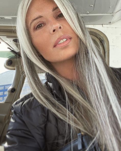 Annika von Holdt on Instagram: “🦅 "Have you ever been into the paid date nights?" someone wrote and asked. And I can't even slap his face with a used tampon.” Pretty Gray Hair, Silver Hair Short, Gray Transition, White Hair Highlights, Annika Von Holdt, Hair Blending, Long Silver Hair, Grey Hair Transformation, Silver Blonde Hair