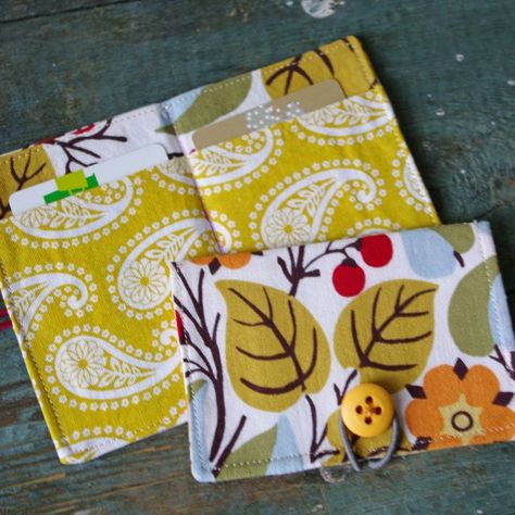 DIY Business Card Holder - 13 DIY Business Card Holders - patterns and templates Card Wallet Tutorial, Purl Bee, Wallet Tutorial, Diy Wallet, Diy Business Cards, Fabric Wallet, Fashion Merchandising, Sew Ins, Costura Diy