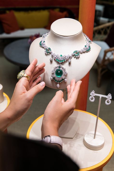 Van Cleef Arpels high jewelry collection Romeo & Juliet presented at Paris Haute Couture Week 2019. See more high jewellery like this royal statement diamond necklace with cabochon emerald gemstone on GEMOLOGUE! #highjewelry #vancleefarpels #emeraldjewelry #gemstonenecklace Cleef And Arpels Jewelry, Van Cleef And Arpels Jewelry, Classy Necklace, Expensive Diamond, Mayfair London, Paris Haute Couture, High Jewellery, Van Cleef And Arpels, Diamond Jewelry Necklace