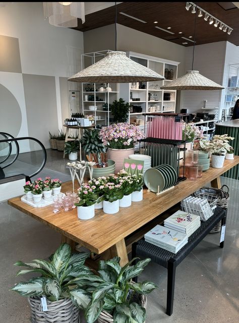 Flower Shop Interiors Workspaces, Flower Shop Working Table, Florist Table Work, Luxury Florist Shop, Floral Shop Ideas, France Flower Shop, Florist Shop Interior, Gift Shop Interiors, Florist Studio