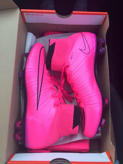 Pink Football Boots, Best Soccer Cleats, Girls Soccer Cleats, Best Soccer Shoes, Soccer Hair, Soccer Training Drills, Nike Football Boots, Nike Cleats, Lacrosse Girls