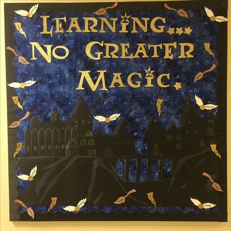 Harry Potter Bulletin board Harry Potter Classroom Door, Harry Potter Bulletin Board, Harry Potter Classroom Theme, Harry Potter Teachers, Harry Potter Display, Harry Potter Classes, Harry Potter Library, Classe Harry Potter, Harry Potter School