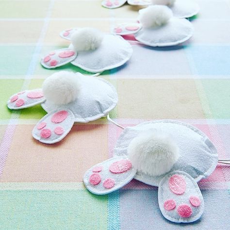 Put a little hop in your spring home décor with this adorable little bunny butt garland! Featuring a few little bunny tooshes decorated… Bunny Wreath Diy, Easter Bunny Garland, Felt Easter Crafts, Bunny Garland, Branch Wreath, Rabbit Crafts, Baby Mobil, Raz Imports, Easter Garland