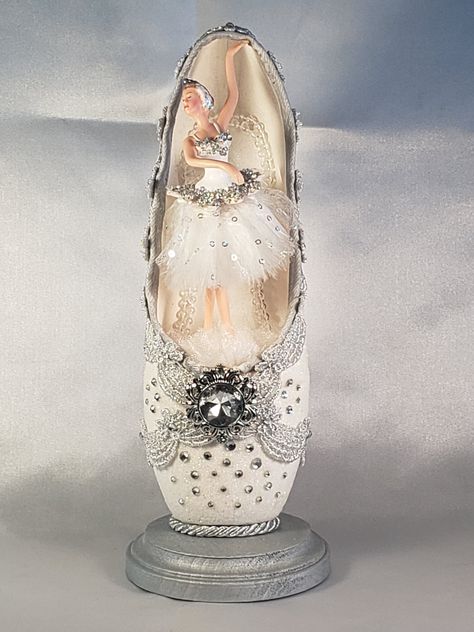 Decorated Pointe Shoes Diy, Decorated Pointe Shoes Nutcrackers, Nutcracker Pointe Shoe Decorating, Pointe Shoe Decorations Ideas, Decorated Pointe Shoes, Whimsical Shoes, Ballerina Ornaments, Nutcracker Decor, Ballet Pointe Shoes