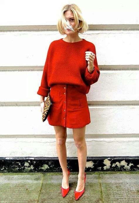 Monochrome Monochromatic Outfit, Looks Street Style, Red Skirts, Red Outfit, Wearing Red, Mode Inspiration, Red Shoes, Red Sweaters, Look Fashion