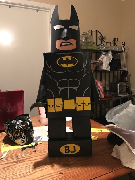 BJ's Lego Batman Valentines box 2017. Awesome job!!  @BridgetteRay Batman Valentine Box Ideas, Batman Gifts For Boyfriend, Batman Valentine, Batman Valentines, Valentine's Boxes, Boys Crafts, Student Valentines, Batman Gifts, Valentine Boxes