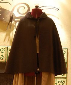 Short Cloak. Pattern link, construction, material source links. Cloak Tutorial, Dickens Costumes, Hooded Cape Pattern, Short Cloak, Colonial Fashion, Medieval Attire, Cloak Pattern, Velvet Cloak, Victorian Cape