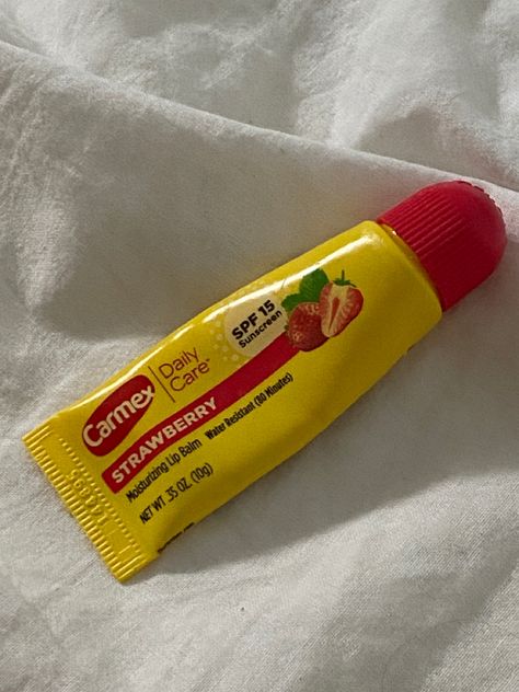 Yellow Lip Gloss, Carmex Lip Balm Aesthetic, Lip Balm Aesthetic, Carmex Lip Balm, Yellow Makeup, Hair Inspiration Long, Body Hygiene, Moisturizing Lip Balm, روتين العناية بالبشرة