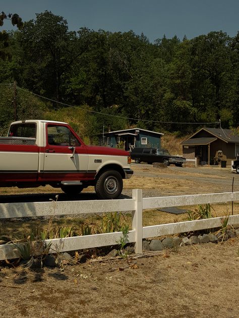 Country 70s Aesthetic, Red Country Aesthetic, Truck Aesthetic, Old Farm Truck, Western America, Southern Aesthetic, Country Trucks, Classic Ford Trucks, Western Life