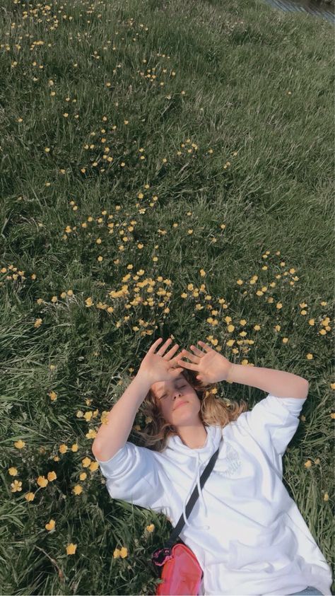 Lying Down In Grass Aesthetic, Laying In Wildflowers, Person Laying On Grass Drawing, Lawn Photoshoot Ideas, Lying In Grass Aesthetic, Laying On The Grass Aesthetic, Lying In Grass Reference, Laying In Flowers Photography, Grass Picture Ideas Instagram